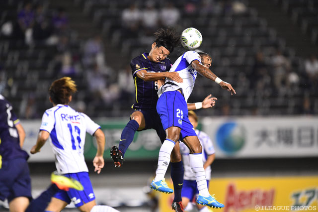 空中戦で激しく競り合う千葉 和彦（広島）とパトリック（Ｇ大阪）【ＹＬＣ 準々決勝 第1戦 広島vsＧ大阪】