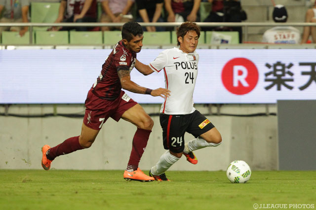 果敢にドリブル突破を図る関根 貴大（浦和）【ＹＬＣ 準々決勝 第1戦 神戸vs浦和】
