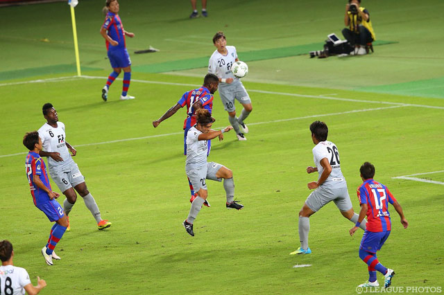 ゴール前の混戦からヘッドを放つムリキ（FC東京）【ＹＬＣ 準々決勝 第1戦 FC東京vs福岡】