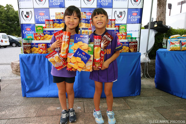 たくさんのお菓子を持ってにっこり笑顔の広島ちびっこサポーター【ＹＬＣ 準々決勝 第1戦 広島vsＧ大阪】
