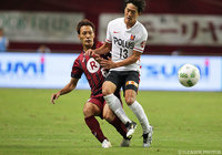 サイドで激しい攻防を繰り広げた高橋 峻希（神戸）と高木 俊幸（浦和）【ＹＬＣ 準々決勝 第1戦 神戸vs浦和】