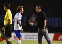 倉田 秋に指示する長谷川 健太監督（Ｇ大阪）【ＹＬＣ 準々決勝 第1戦 広島vsＧ大阪】