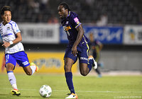 ドリブルで突破するピーター ウタカ（広島）【ＹＬＣ 準々決勝 第1戦 広島vsＧ大阪】