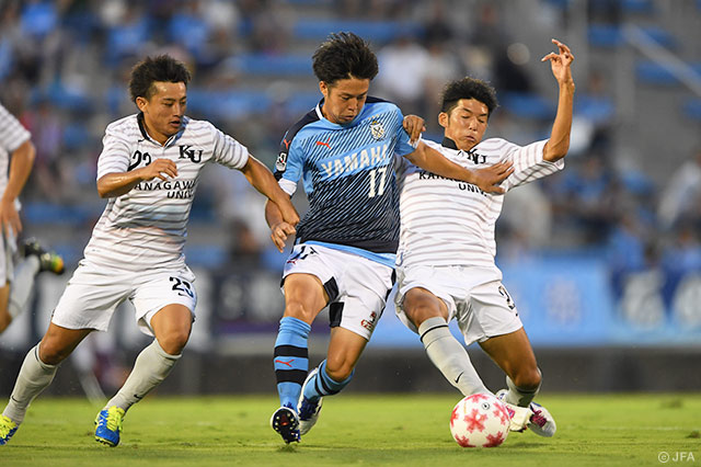 マークを振り払い、ドリブル突破を図る清水 貴文（磐田）【天皇杯 2回戦 磐田vs神奈川大】