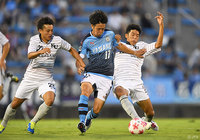 マークを振り払い、ドリブル突破を図る清水 貴文（磐田）【天皇杯 2回戦 磐田vs神奈川大】