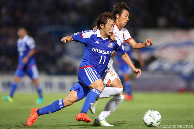 競り合う齋藤 学（横浜FM）と横谷 繁（大宮）【ＹＬＣ 準々決勝 第2戦 横浜FMvs大宮】