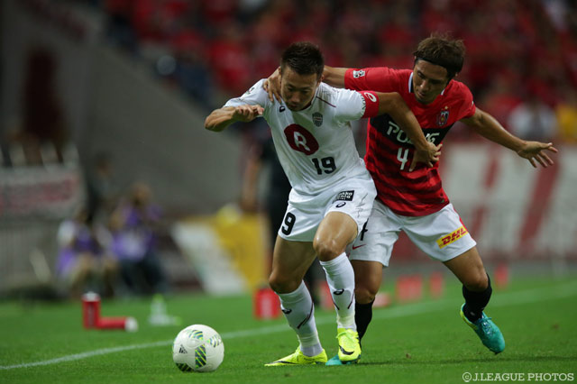競り合う渡邉 千真（神戸）と那須 大亮（横浜FM）【ＹＬＣ 準々決勝 第2戦 浦和vs神戸】