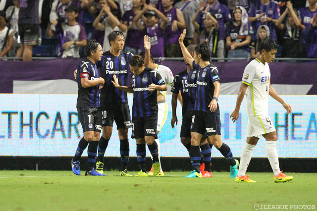 またしても広島戦で結果を出した長沢 駿（Ｇ大阪）と喜びを分かち合うチームメイト【ＹＬＣ 準々決勝 第2戦 Ｇ大阪vs広島】