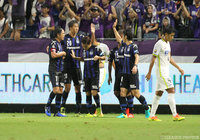 またしても広島戦で結果を出した長沢 駿（Ｇ大阪）と喜びを分かち合うチームメイト【ＹＬＣ 準々決勝 第2戦 Ｇ大阪vs広島】