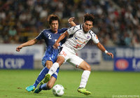 競り合いを見せる濱田 水輝（福岡）とユ インス（FC東京）【ＹＬＣ 準々決勝 第2戦 福岡vsFC東京】