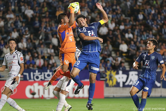 ゴール前に飛び込む城後 寿（福岡）【ＹＬＣ 準々決勝 第2戦 福岡vsFC東京】