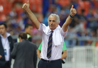 2-0と勝利を収めた日本。ハリルホジッチ監督も試合後、声援に応えた【ロシアＷ杯 アジア最終予選 タイvs日本】