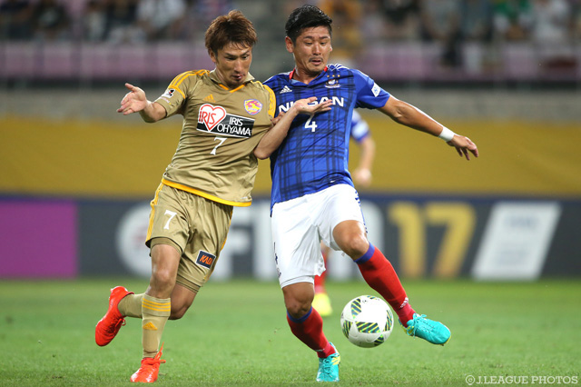 激しい競り合いを見せる奥埜 博亮（仙台）と栗原 勇蔵（横浜FM）【明治安田Ｊ１ 2nd 第11節 仙台vs横浜FM】
