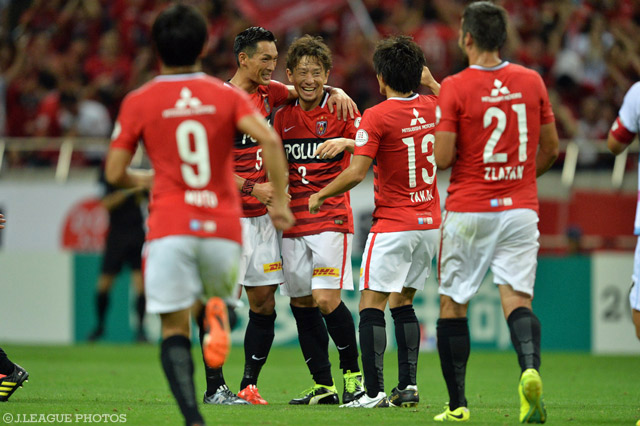 先制点をあげた宇賀神 友弥を祝福する浦和の選手たち 【明治安田Ｊ１ 2nd 第11節 浦和vs鳥栖】