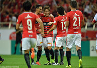 先制点をあげた宇賀神 友弥を祝福する浦和の選手たち 【明治安田Ｊ１ 2nd 第11節 浦和vs鳥栖】