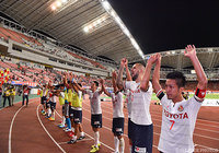 ファン・サポーターと4ヶ月ぶりの勝利を喜ぶ名古屋の選手達【明治安田Ｊ１ 2nd 第11節 新潟vs名古屋】