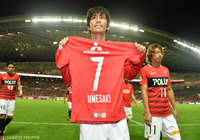 負傷で戦線離脱した梅崎 司のユニフォームを試合後に掲げた柏木 陽介（浦和） 【明治安田Ｊ１ 2nd 第11節 浦和vs鳥栖】