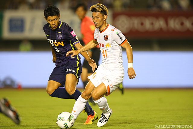 巧みにボールキープする家長 昭博（大宮）【明治安田Ｊ１ 2nd 第11節 広島vs大宮】