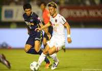 巧みにボールキープする家長 昭博（大宮）【明治安田Ｊ１ 2nd 第11節 広島vs大宮】