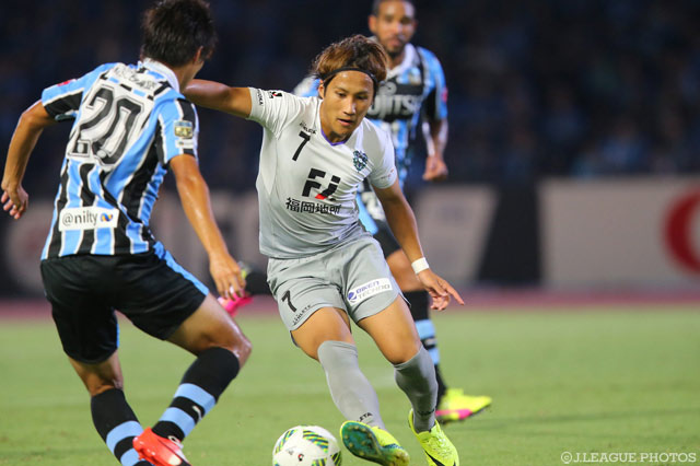 個人技で相手を抜きにかかる金森 健志（福岡）【明治安田Ｊ１ 2nd 第11節 川崎Ｆvs福岡】