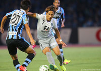 個人技で相手を抜きにかかる金森 健志（福岡）【明治安田Ｊ１ 2nd 第11節 川崎Ｆvs福岡】