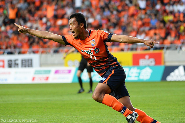 CKを頭で合わせ、追加点を決めた阪田 章裕（長野）【明治安田Ｊ３ 第21節 長野vsＧ大23】