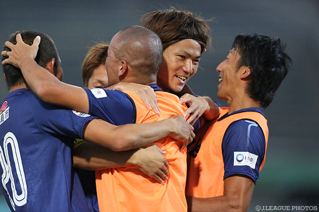 直接FKを決めてリードを2点に広げた赤尾 公（鹿児島）【明治安田Ｊ３ 第21節 鹿児島vs鳥取】