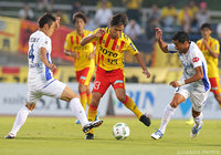 囲まれながらボールをキープする本山 雅志（北九州）【明治安田Ｊ２ 第31節 北九州vs徳島】