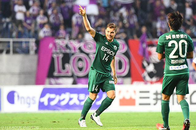 試合開始早々に先制点を決めたパウリーニョ（松本）【明治安田Ｊ２ 第31節 松本vs京都】