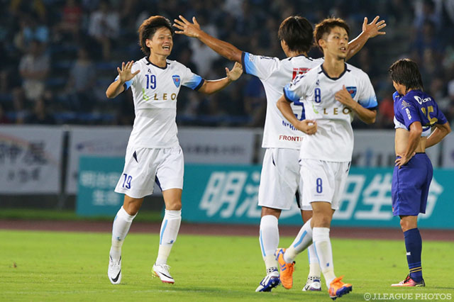 巧みなループシュートで同点とした小野瀬 康介（横浜FC）【明治安田Ｊ２ 第31節 町田vs横浜FC】