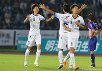 巧みなループシュートで同点とした小野瀬 康介（横浜FC）【明治安田Ｊ２ 第31節 町田vs横浜FC】