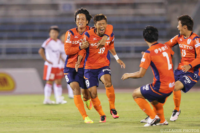 電光石火の先制ボレーを豪快に決めた内田 健太（愛媛）【明治安田Ｊ２ 第31節 愛媛vs熊本】