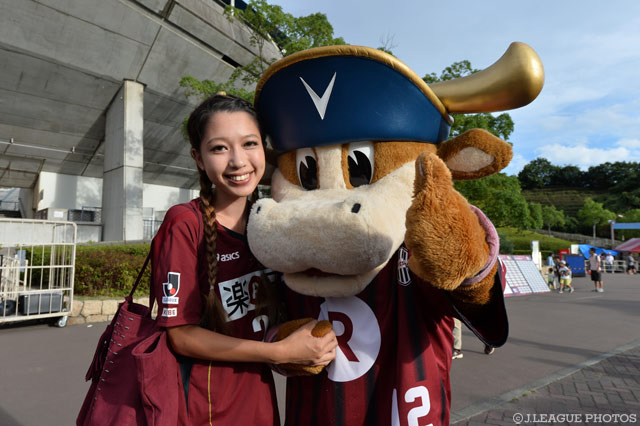 美女とモーヴィの2ショット！【明治安田Ｊ１ 2nd 第12節 神戸vs柏】