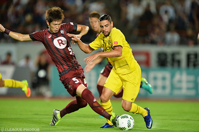 激しい攻防を繰り広げた岩波 拓也（神戸）とディエゴ オリヴェイラ（柏）【明治安田Ｊ１ 2nd 第12節 神戸vs柏】