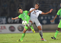 競り合う神谷 優太（湘南）とウェリントン（福岡）【明治安田Ｊ１ 2nd 第12節 湘南vs福岡】