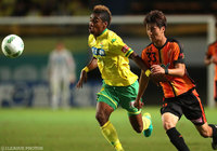 激しい競り合いを見せるオナイウ 阿道（千葉）と北谷 史孝（山口）【明治安田Ｊ２ 第32節 千葉vs山口】