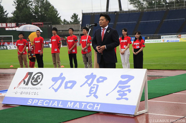 今の時代、内定式もピッチの上で。【明治安田Ｊ２ 第32節 金沢vs町田】