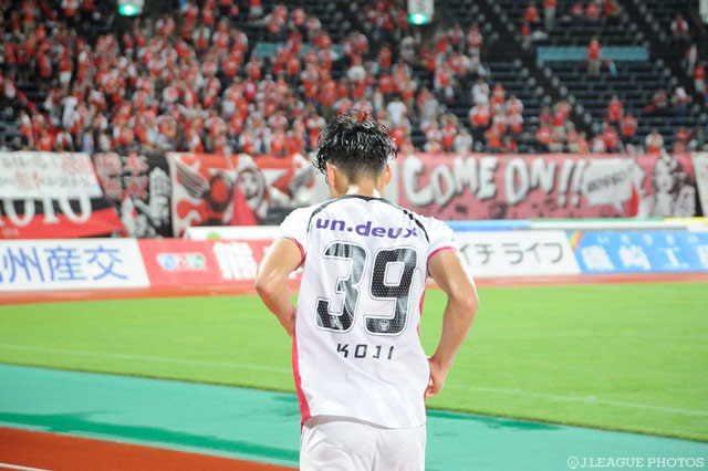 試合後古巣となる熊本のファン・サポーターへ挨拶に向かう篠原 弘次郎（岡山）【明治安田Ｊ２ 第32節 熊本vs岡山】