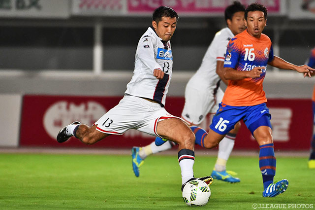 力強いドリブルからシュートを放った内村 圭宏（札幌）【明治安田Ｊ２ 第32節 長崎vs札幌】