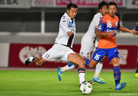 力強いドリブルからシュートを放った内村 圭宏（札幌）【明治安田Ｊ２ 第32節 長崎vs札幌】