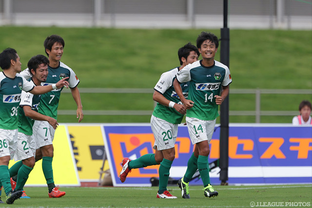 10分に先制ゴールを決めた岩渕 良太（相模原 #14）【明治安田Ｊ３ 第23節 相模原vs琉球】