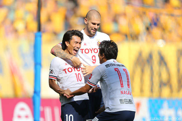 試合開始早々の2分に先制点を決めた小川 佳純 （名古屋）【明治安田Ｊ１ 2nd 第13節 仙台vs名古屋】