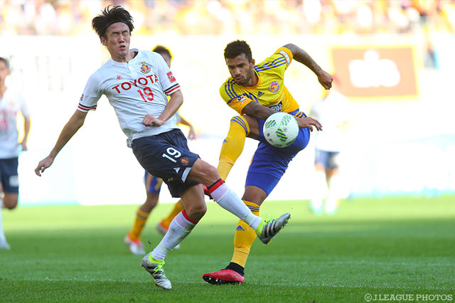 果敢にゴールを狙うハモン ロペス（仙台）【明治安田Ｊ１ 2nd 第13節 仙台vs名古屋】