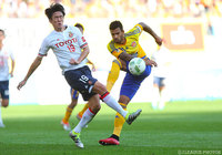 果敢にゴールを狙うハモン ロペス（仙台）【明治安田Ｊ１ 2nd 第13節 仙台vs名古屋】