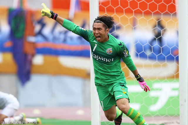 ビッグセーブを連発し、無失点に抑えた大久保 択生（長崎）【明治安田Ｊ２ 第33節 岡山vs長崎】