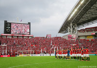 快勝の喜びをサポーターと分かち合う浦和の選手たち【明治安田Ｊ１ 2nd 第13節 浦和vs広島】