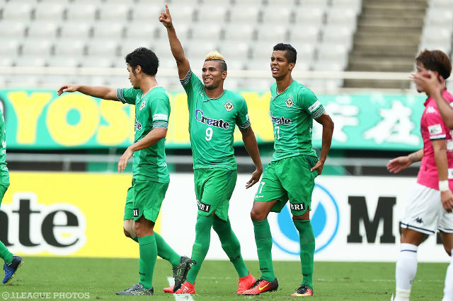 アクロバティックな先制ボレーを決めたアラン ピニェイロ（東京Ｖ）【明治安田Ｊ２ 第33節 東京Ｖvs千葉】