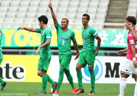 アクロバティックな先制ボレーを決めたアラン ピニェイロ（東京Ｖ）【明治安田Ｊ２ 第33節 東京Ｖvs千葉】