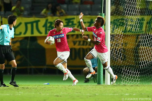 千葉の同点弾を決めた吉田 眞紀人（左）とアシストのオナイウ 阿道（右）【明治安田Ｊ２ 第33節 東京Ｖvs千葉】