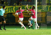 千葉の同点弾を決めた吉田 眞紀人（左）とアシストのオナイウ 阿道（右）【明治安田Ｊ２ 第33節 東京Ｖvs千葉】